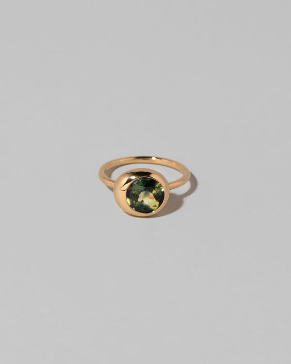 Bicolor Sapphire Grand Level Ring on light color background.