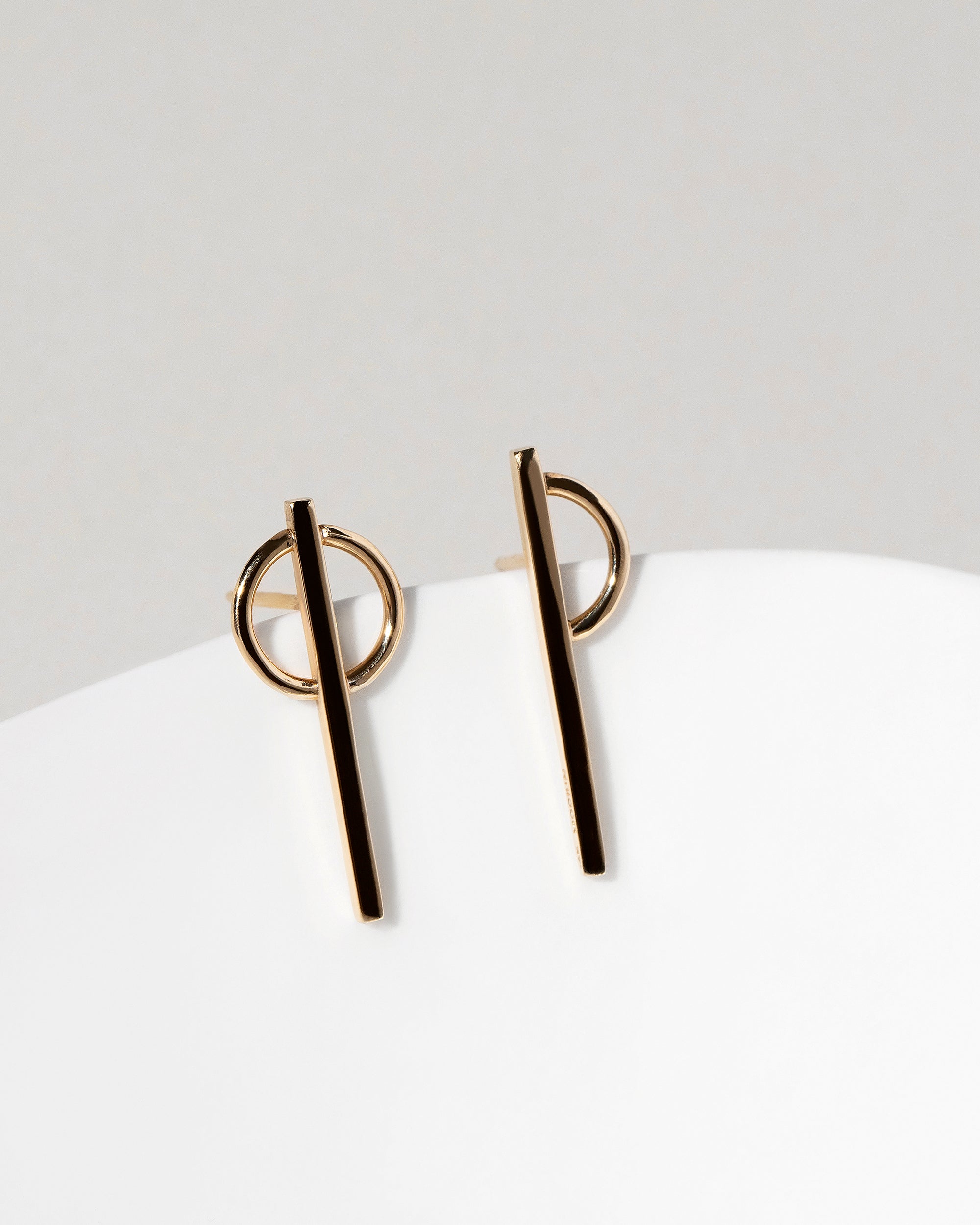 Stilt Dance Stud Earrings | Mociun