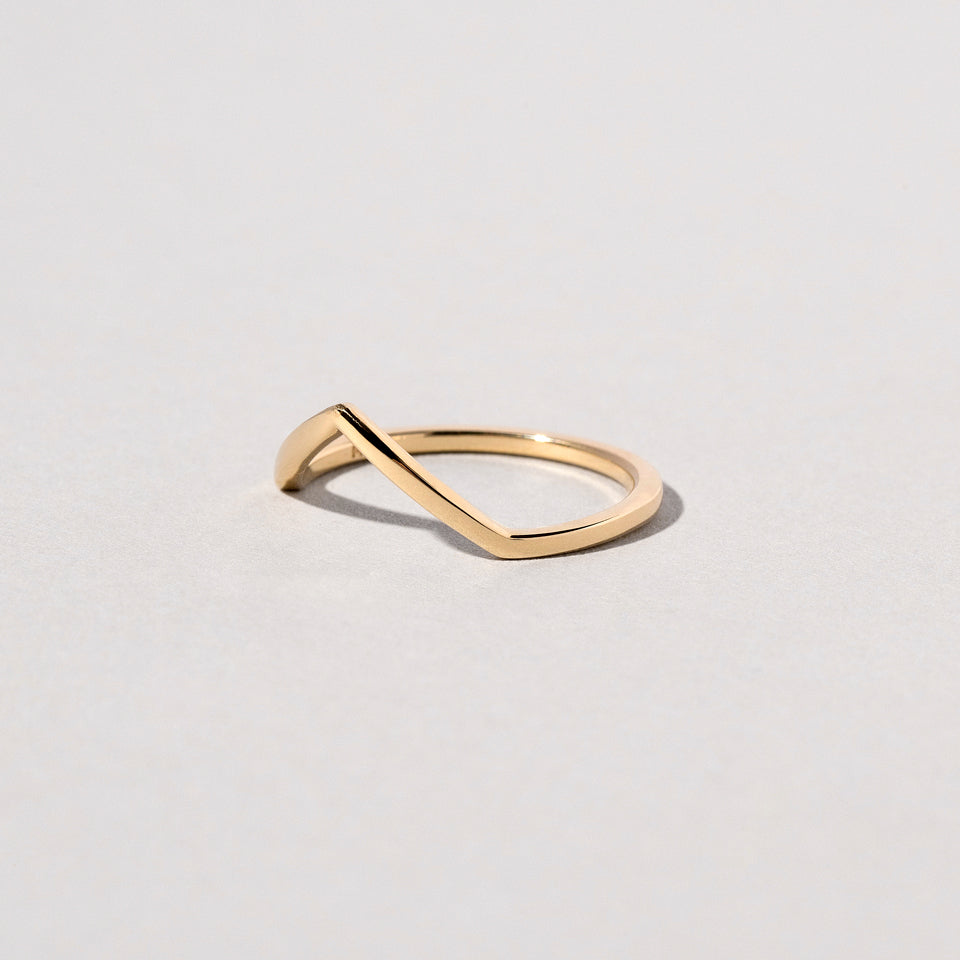 product_details::Closeup details of the Gold Solid Square Wire High Peak Band on light color background.