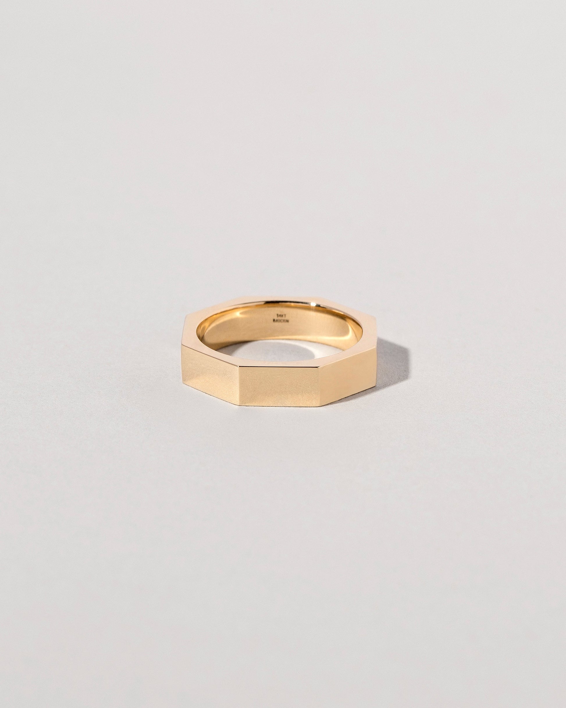 Segmented Band - 5mms on light color background.