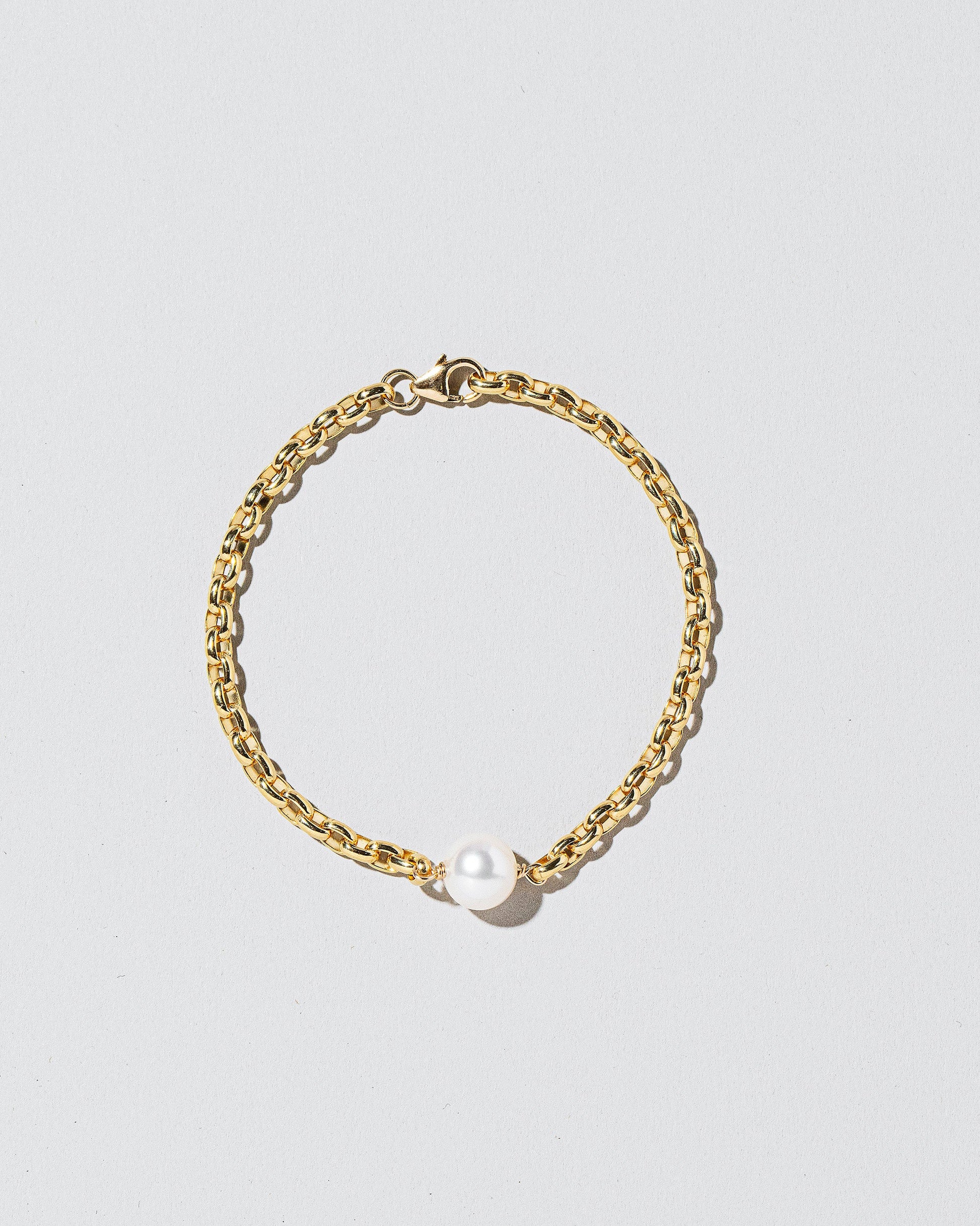 One Pearl Station Bracelet Short Loop Chain on lightcolor background.