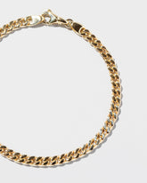Closeup details of the 4.7mm Curb Chain Bracelet on light color background.