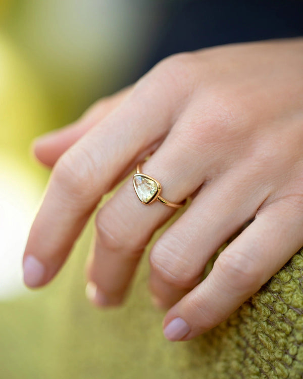 Gusher Chartreuse Sapphire Ring 003 on model.
