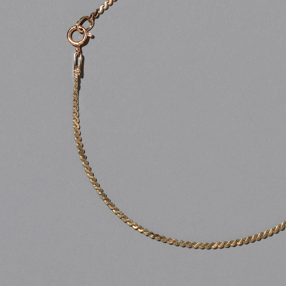 product_details::Closeup details of the Vintage Serpentine Chain Bracelet on light color background.