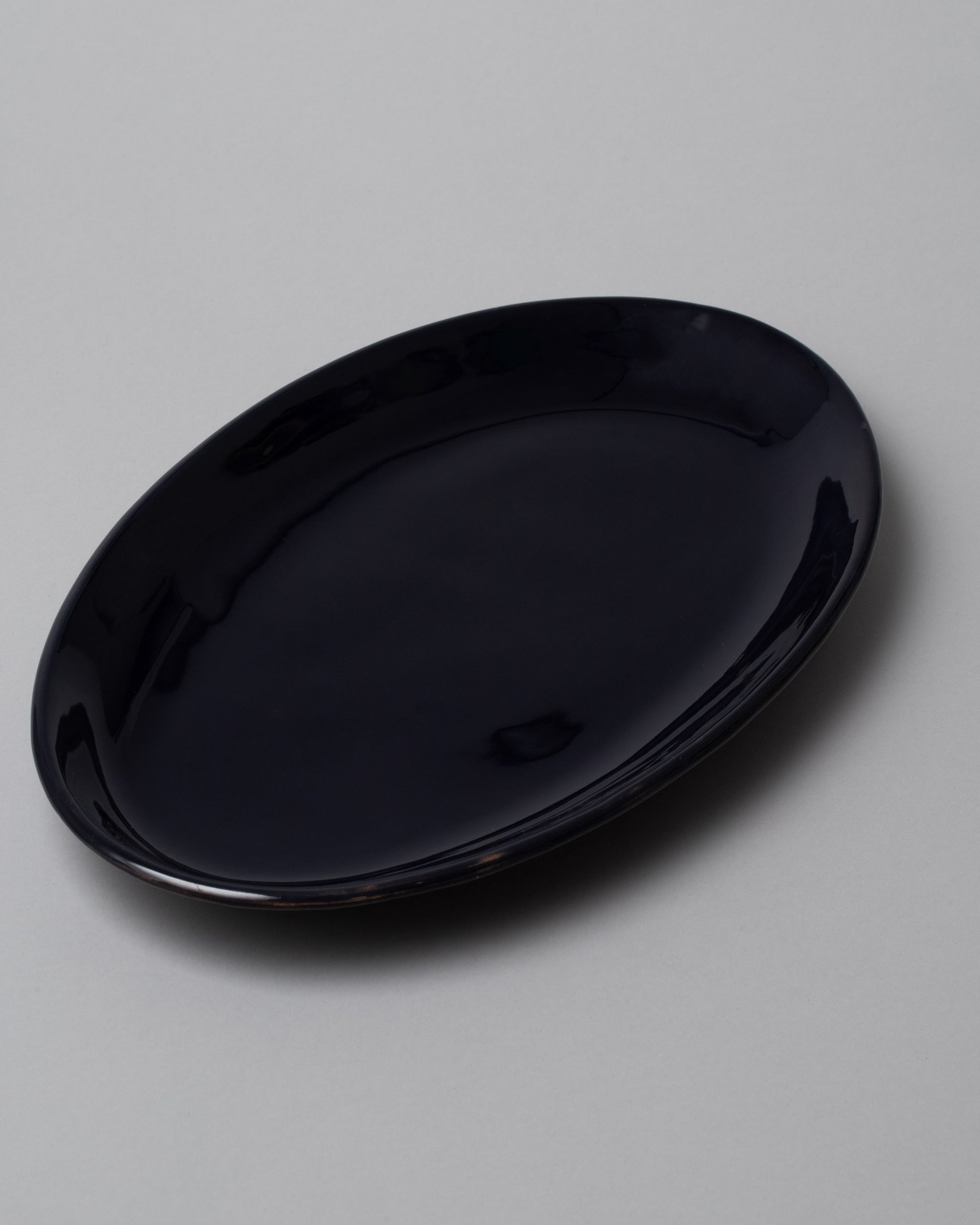 La Ceramica Vincenzo Del Monaco Midnight Oval Serving Dish on light color background.