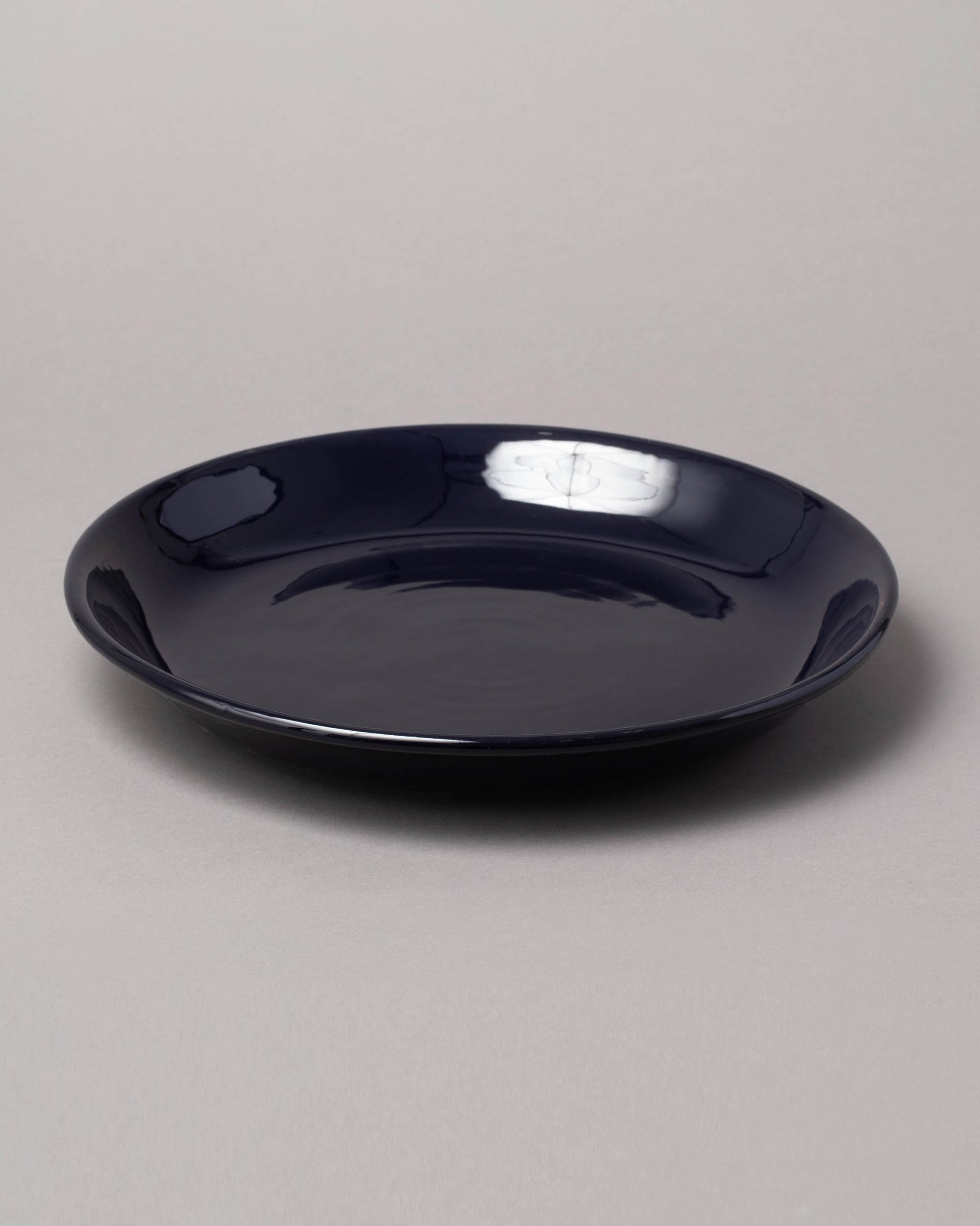 La Ceramica Vincenzo Del Monaco Midnight Circular Serving Dish on light color background.