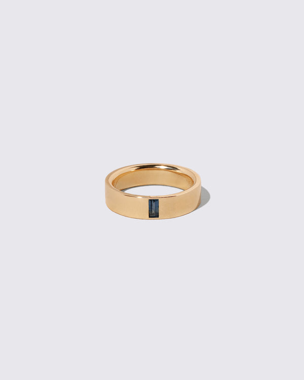Gold Australian Bicolor Sapphire North South 5mm Baguette-Set Piet Band on light color background.