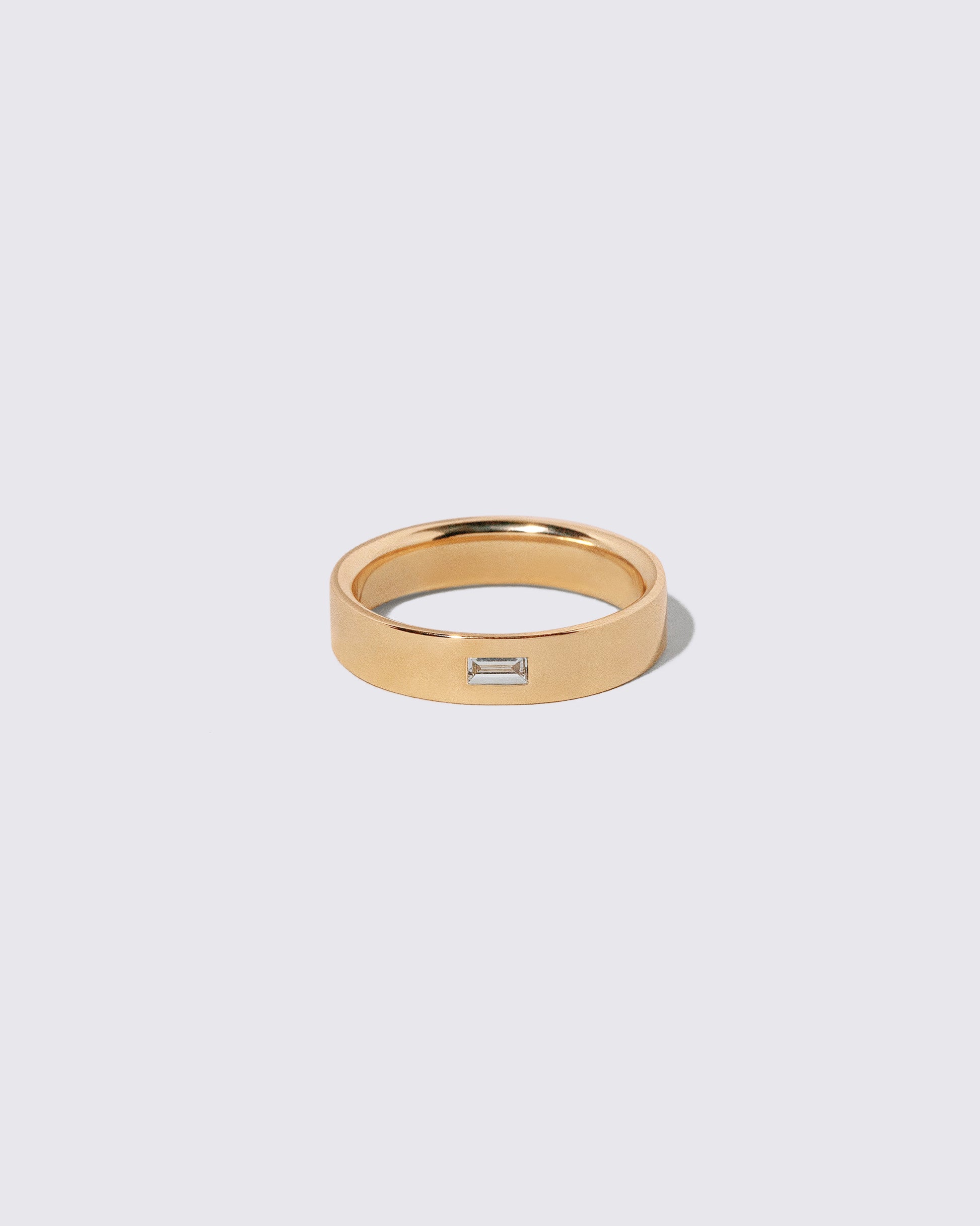 Gold Diamond East West 5mm Baguette-Set Piet Band on light color background.