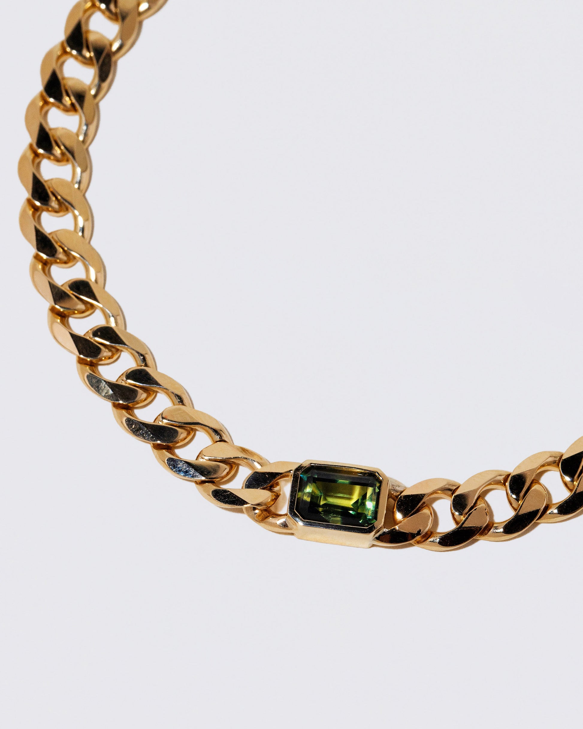 Closeup details of the Identity Chain Bicolor Sapphire Bracelet 001 on light color background.