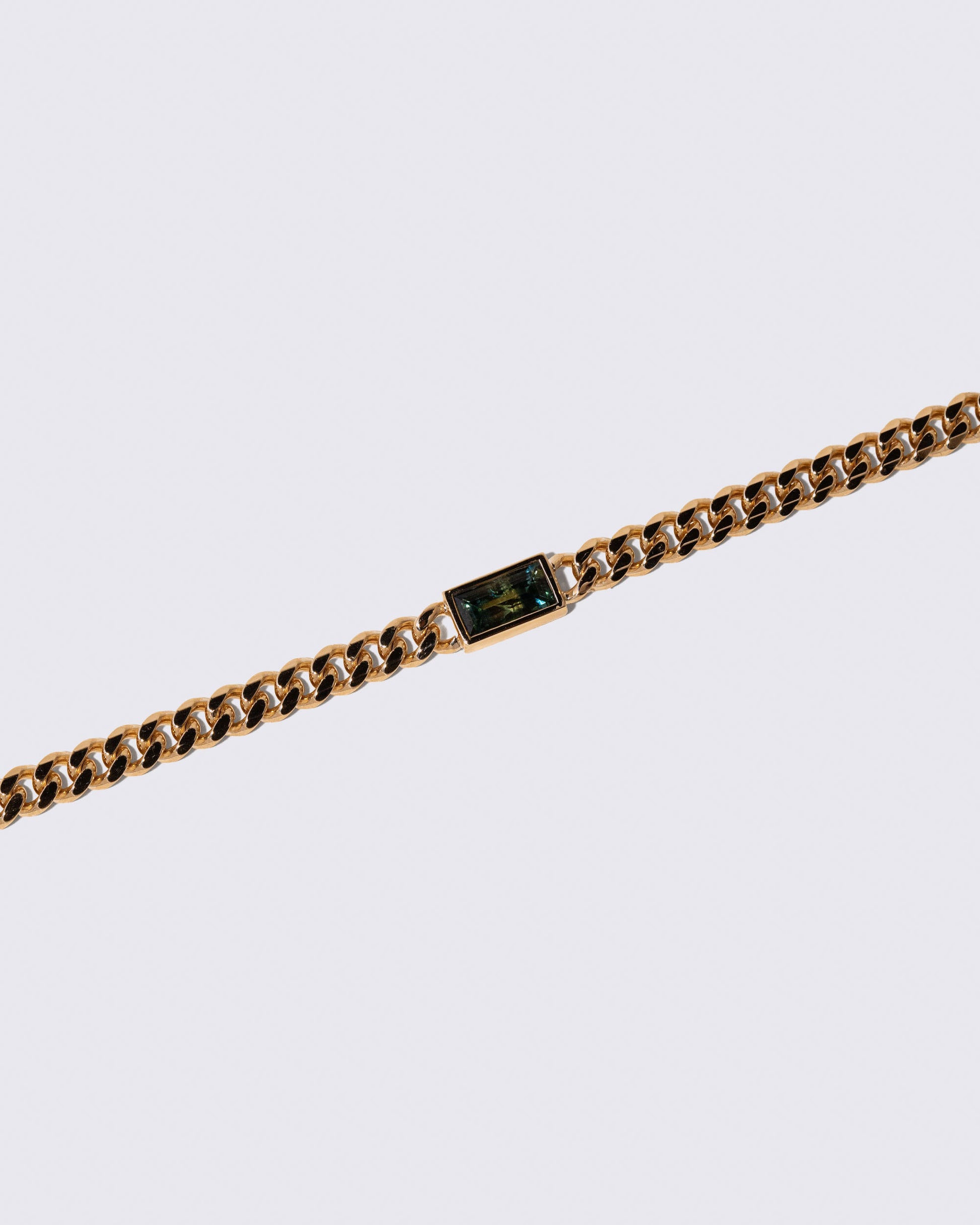 Closeup details of the Identity Chain Necklace Bicolor Sapphire 002 on light color background.