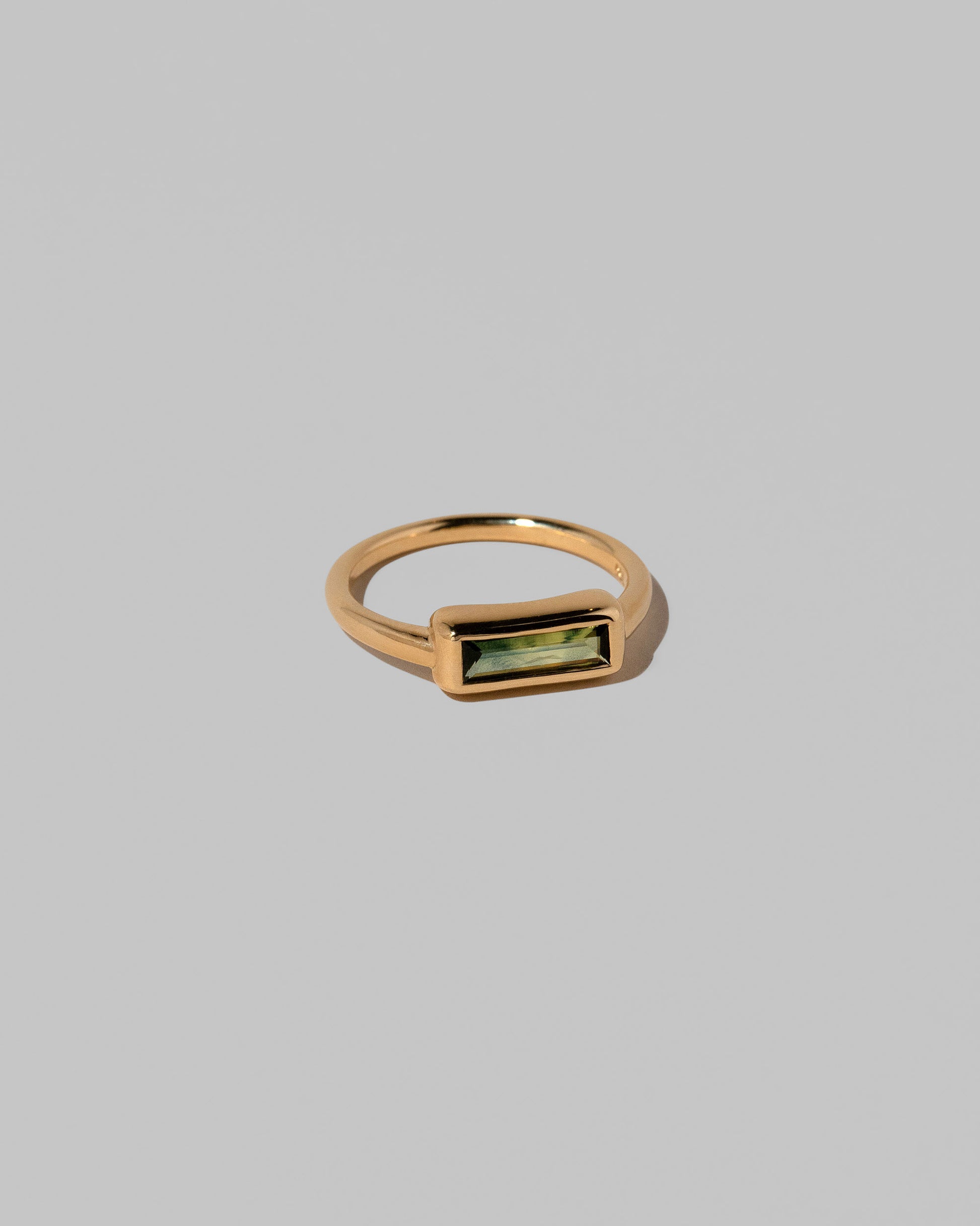 View from the side of the Geyser Bicolor Sapphire Ring 005 on light color background.