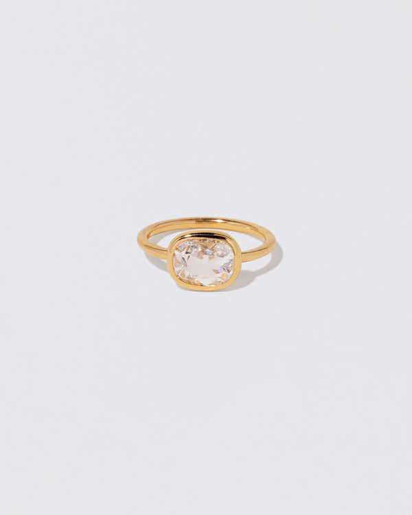 Gusher Diamond Ring 060 on light color background.
