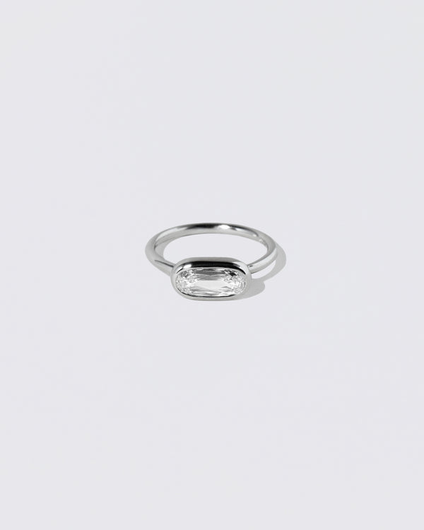 Gusher Diamond Ring 029 on light color background.