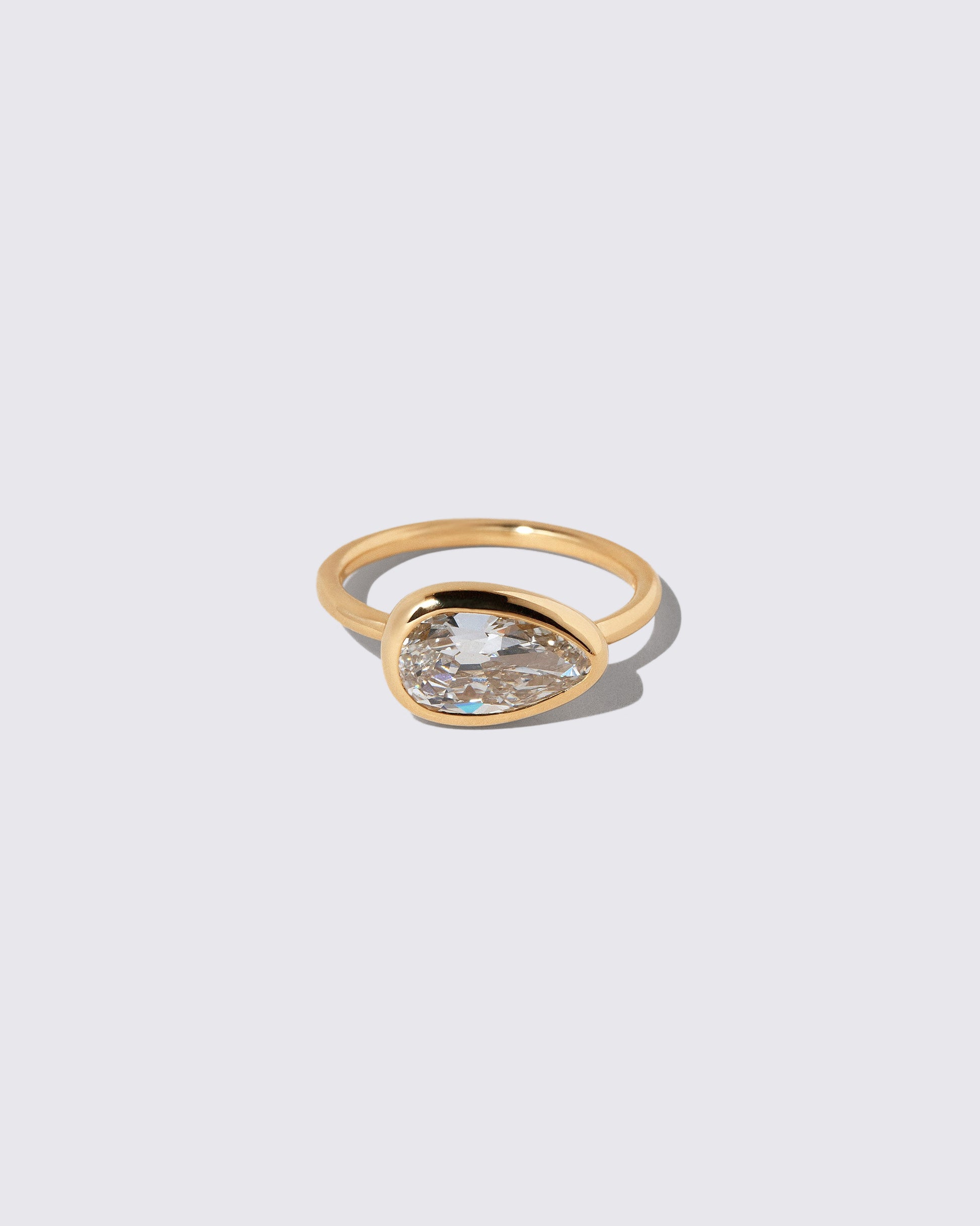 Gusher Diamond Ring 041 on light color background.