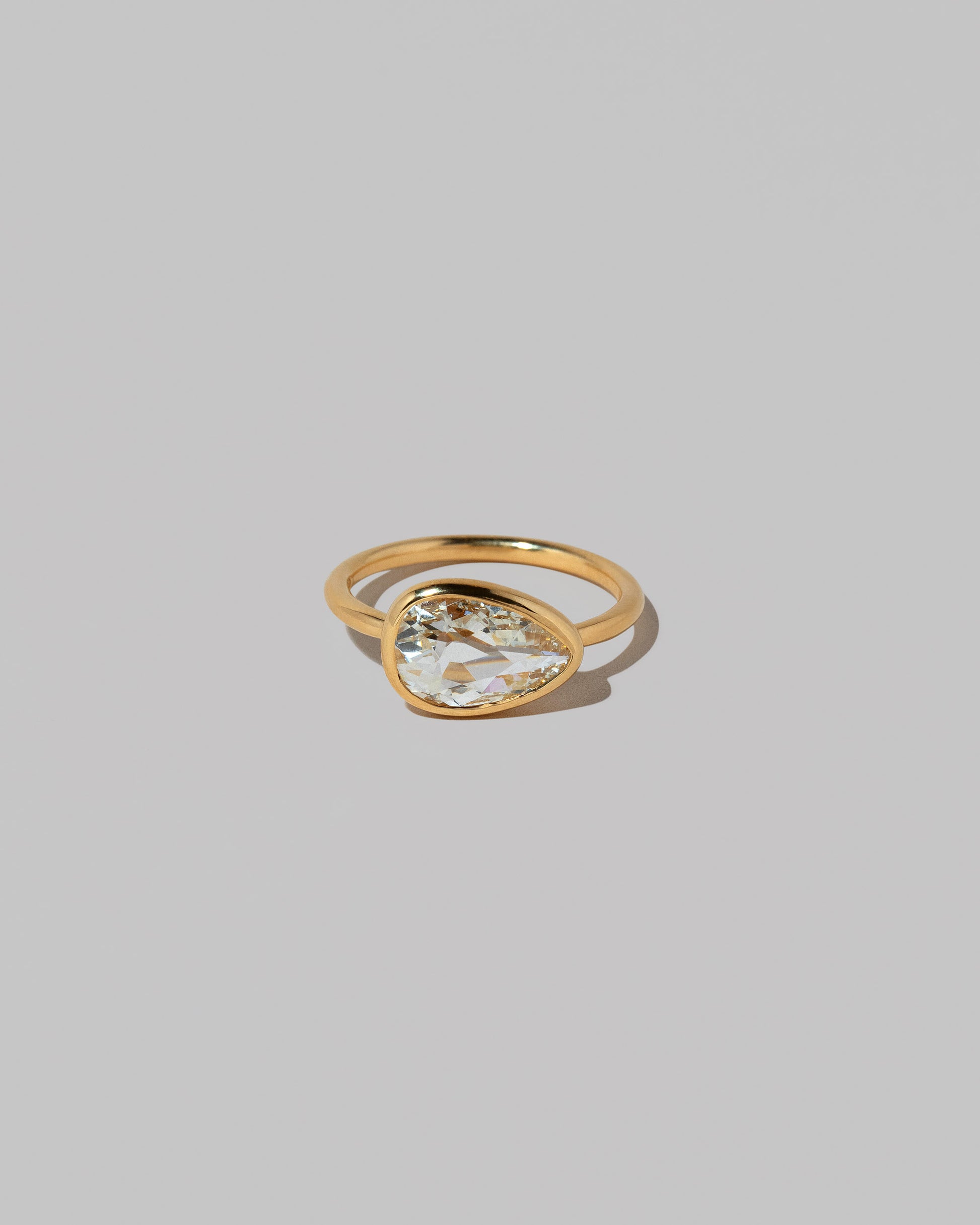 Gusher Diamond Ring 043 on light color background.