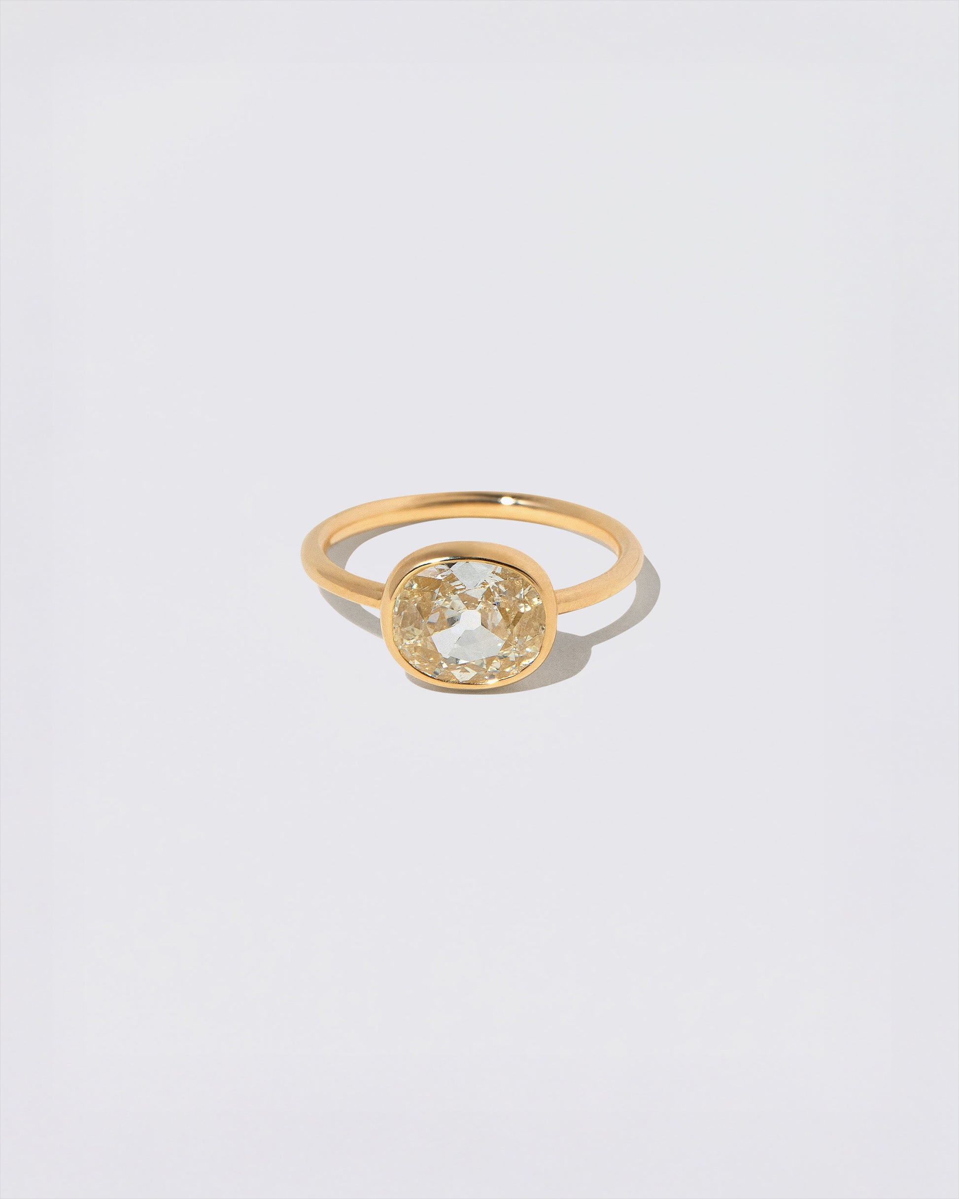 Gusher Diamond Ring 047 on light color background.