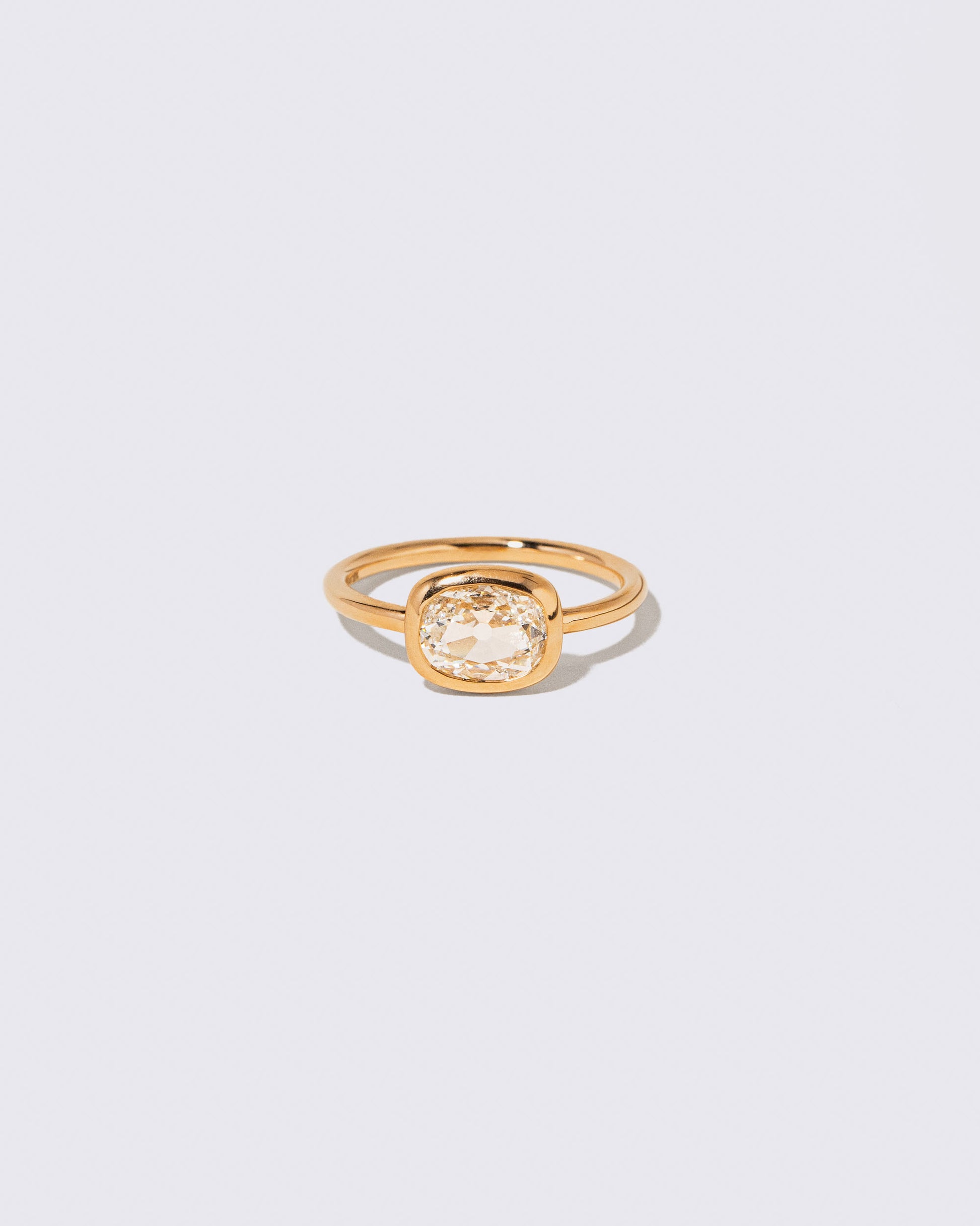 Gusher Diamond Ring 059 on light color background.