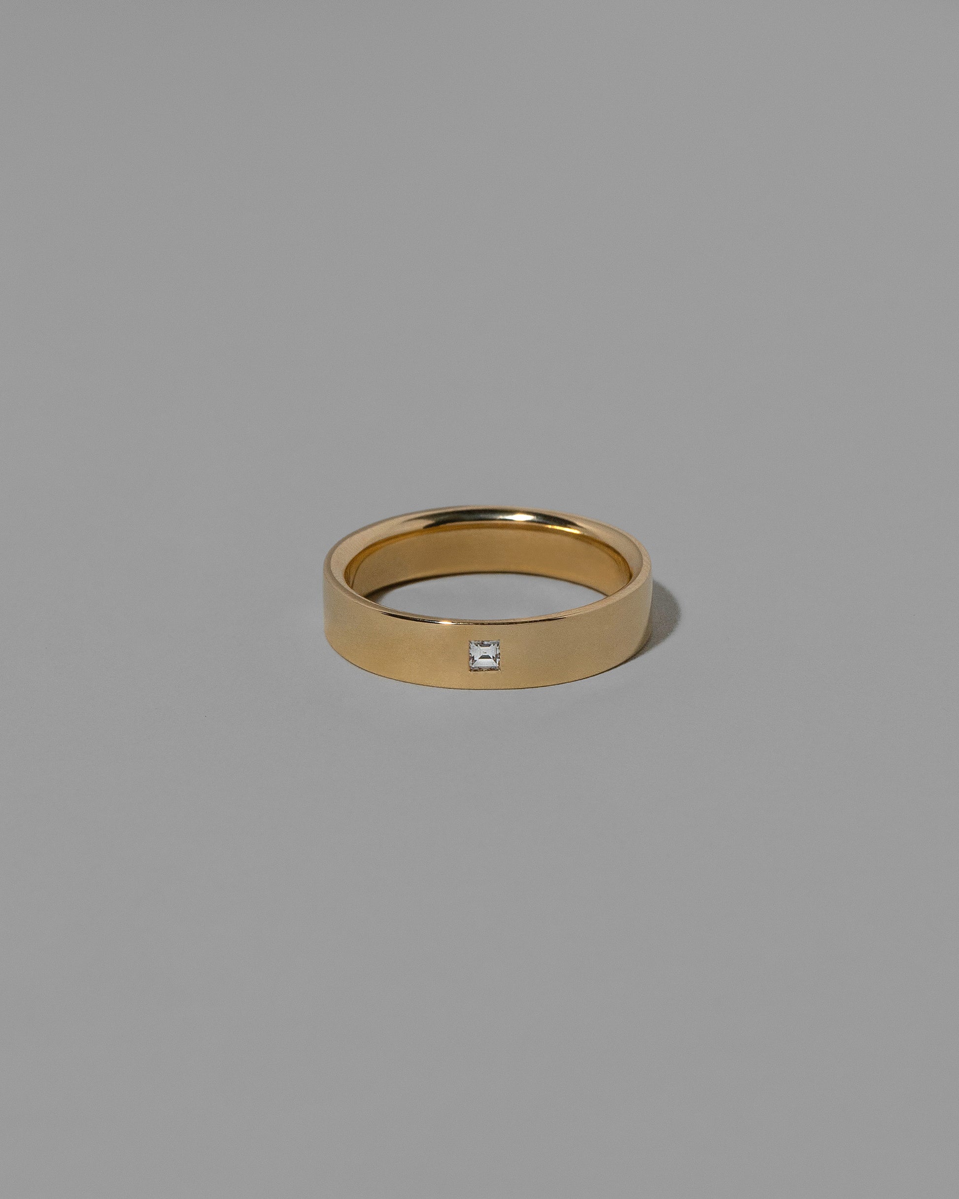 Gold Diamond 5mm Square Cut Piet Band on light color background.