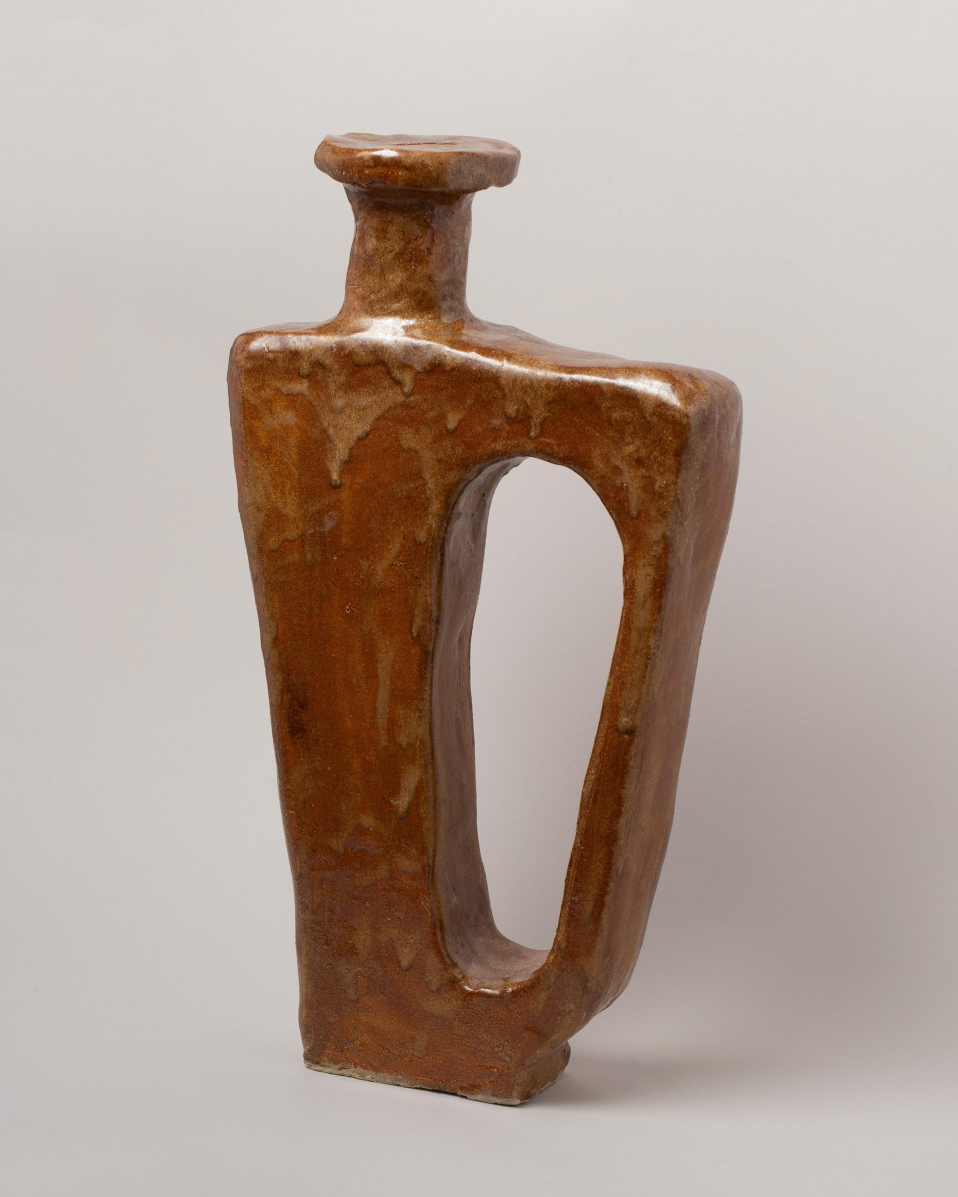 Closeup details of the Willem van Hooff Utho Small Core Vessel on light color background.