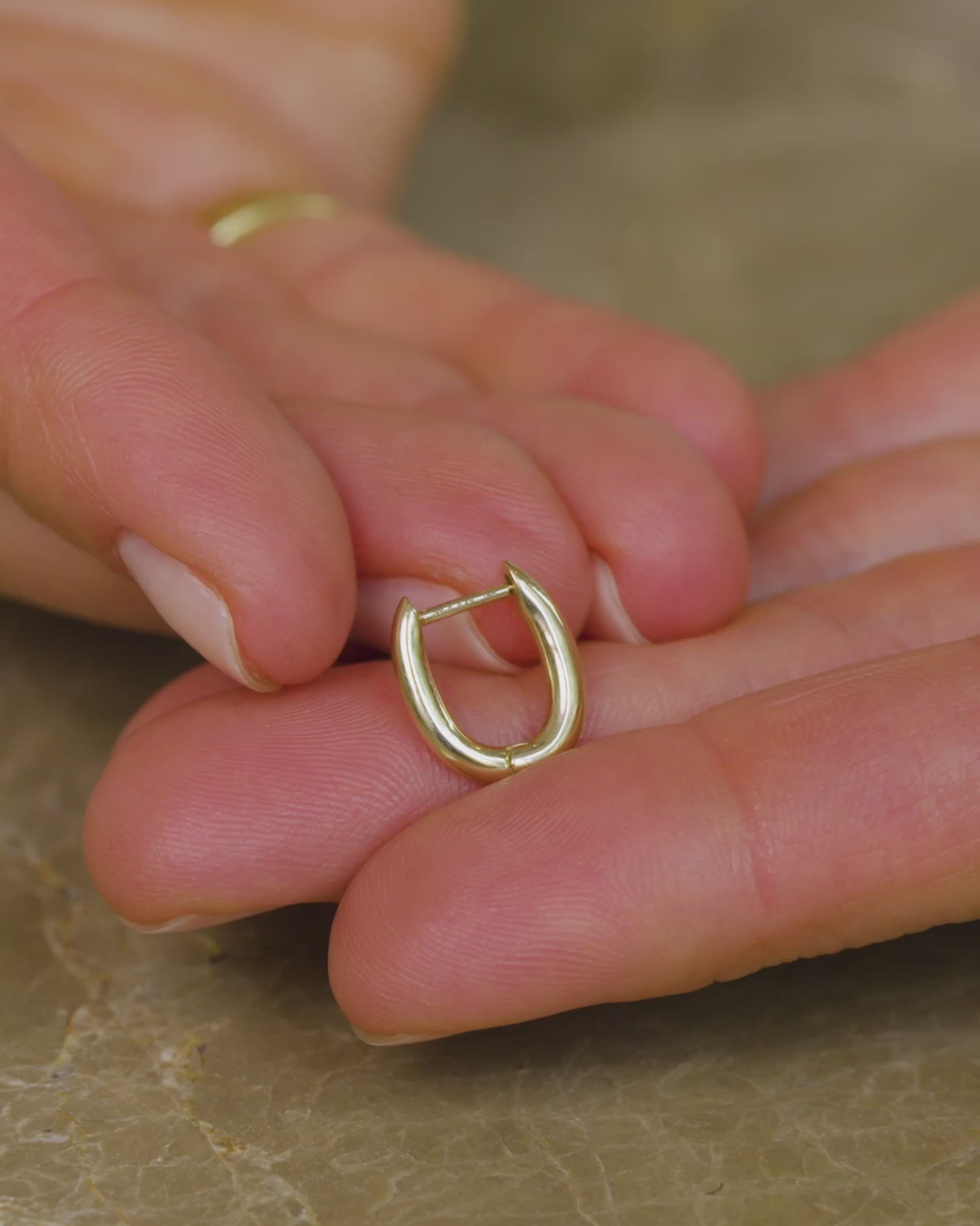Link Huggie Hoop Earrings | Mociun