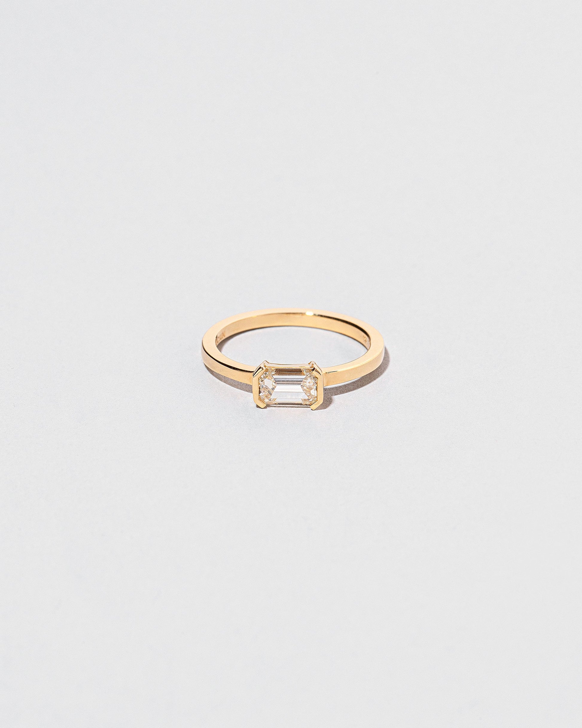  Simbelmyne Ring on light color background.
