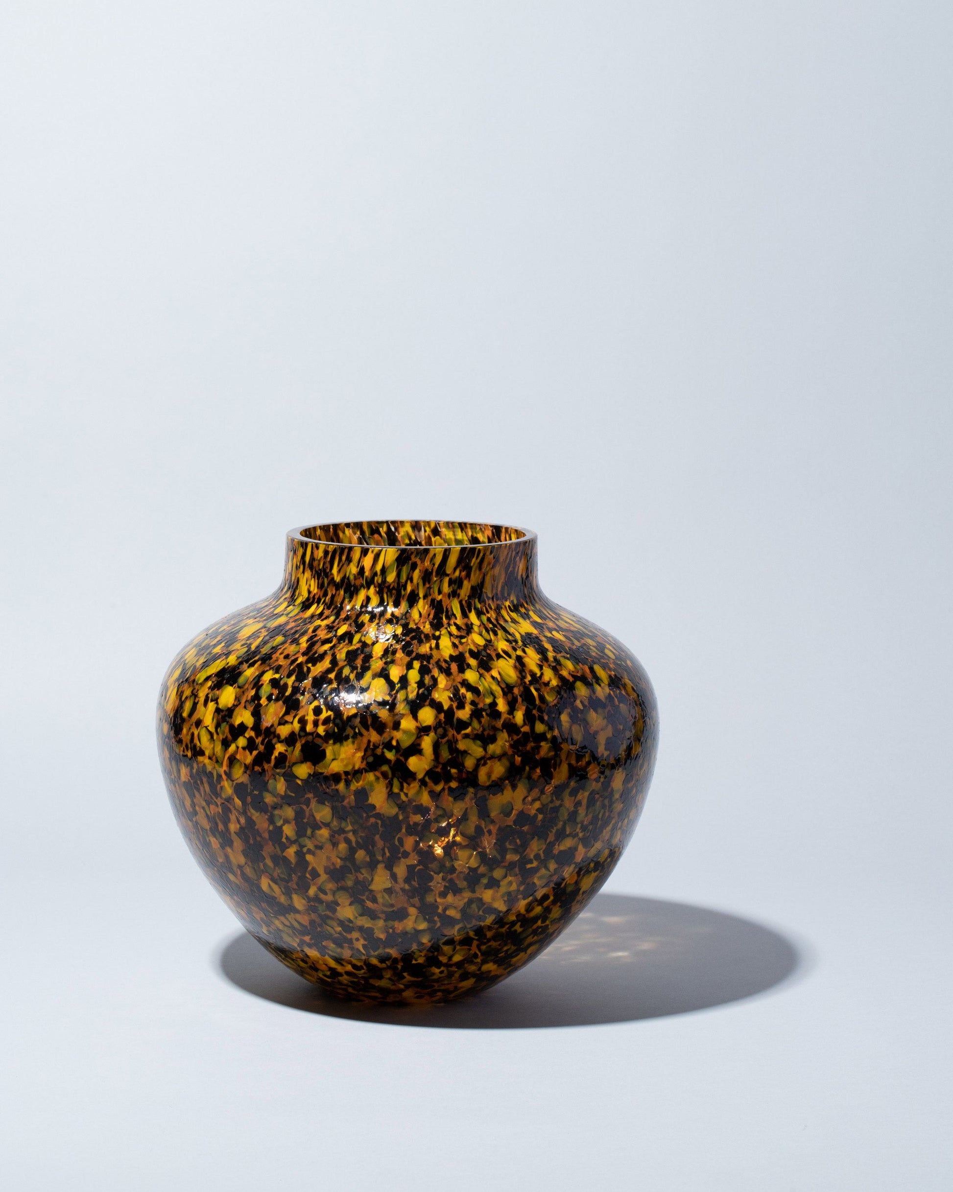  Stories of Italy Leopardo Olla Vase on light color background.