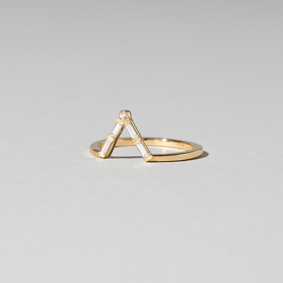product_details:: Triangle Band - Baguette on light color background.