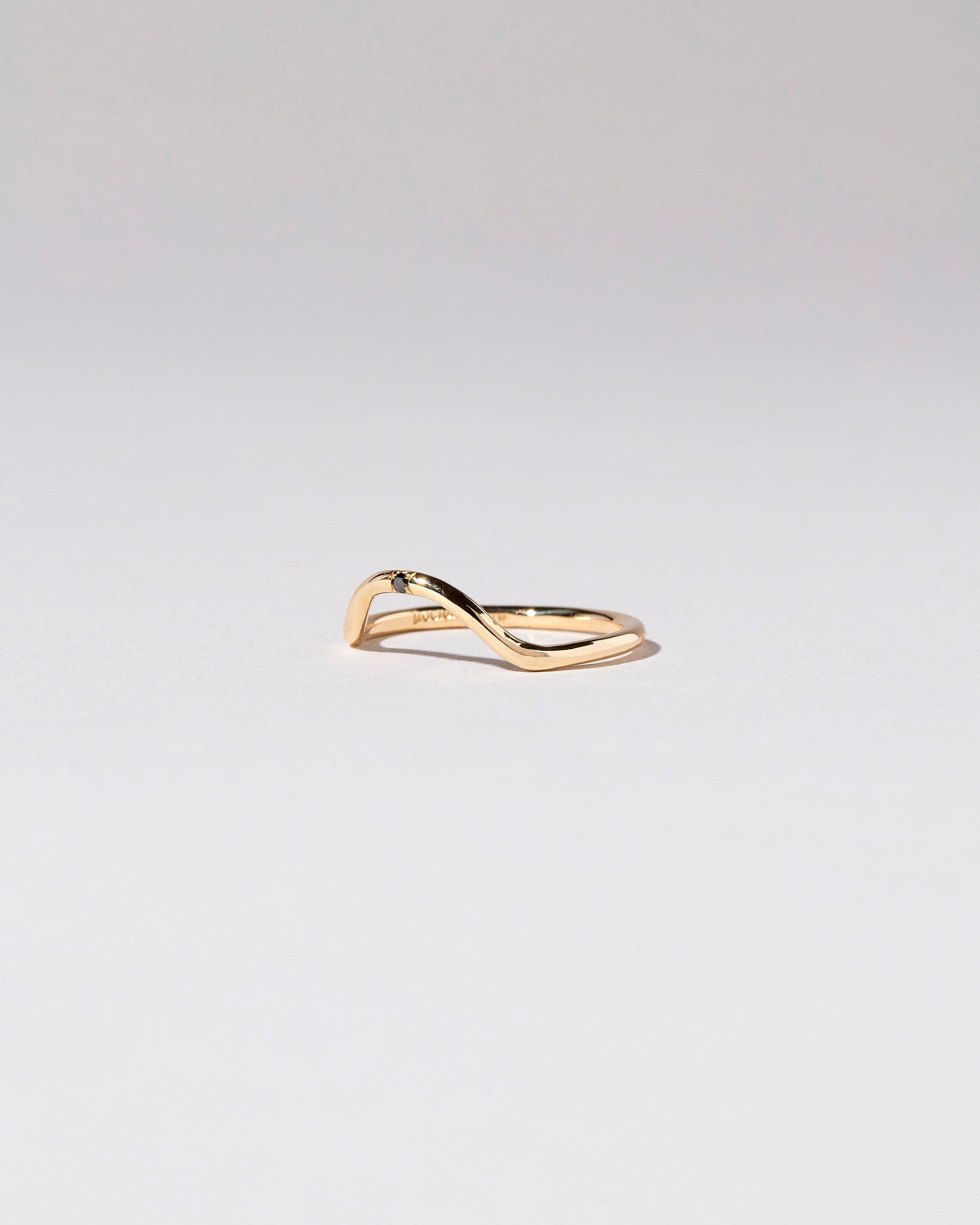  Curve Band - Single Stone on light color background.